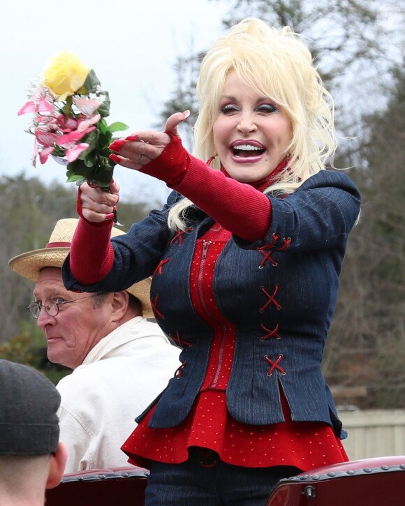 Dolly Parton inaugure le Festival des Nations, au parc Dollywood à Pigeon Forge, dans le Tennessee, le 22 mars 2013.