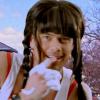 Josh Duhamel, présentatrice des 26e Kids Choice Awards, parodie les vedettes de la pop.