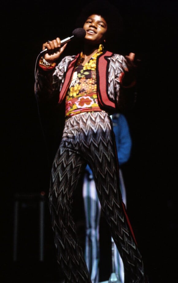 Michael Jackson sur scène avec son groupe les Jackson 5 à Londres, le 2 février 1975.