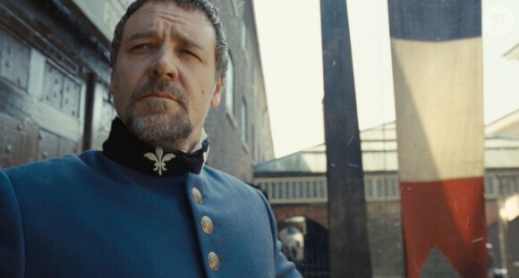 Russell Crowe joyeusement moqué pour ses talents de chanteur dans l'Honest Trailer des Misérables.