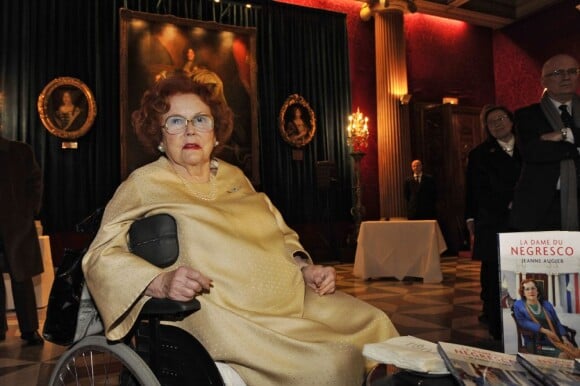 Jeanne Augier, richissime propriétaire de l'hôtel Negresco, dédicace son livre "La dame du Negresco" à Nice le 8 janvier 2013.