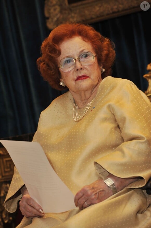 Jeanne Augier, richissime propriétaire de l'hôtel Negresco, dédicace son livre "La dame du Negresco" à Nice le 8 janvier 2013.
