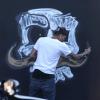 Chris Brown fait des graffitis pour une oeuvre de charité sur un mur à Miami, le 26 mars 2013.