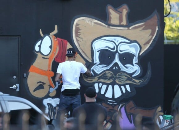 Chris Brown un véritable artiste ! Le chanteur a fait des graffitis pour une oeuvre de charité sur un mur à Miami, le 26 mars 2013.