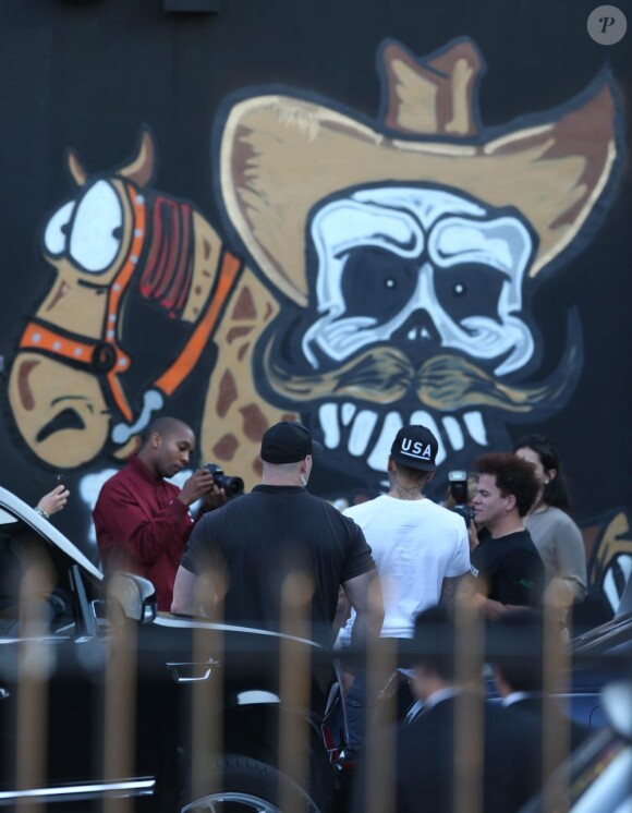 Chris Brown fait des graffitis pour une oeuvre de charité sur un mur à Miami, le 26 mars 2013.