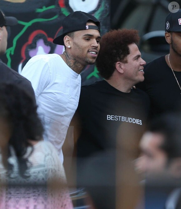 Chris Brown fait des graffitis pour une oeuvre de charité sur un mur à Miami, le 26 mars 2013.