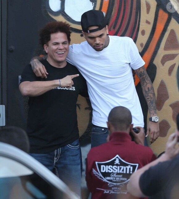 Chris Brown fait des graffitis pour une oeuvre de charité sur un mur à Miami, le 26 mars 2013.