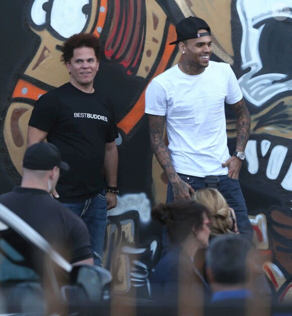 Chris Brown fait des graffitis pour une oeuvre de charité sur un mur à Miami, le 26 mars 2013.