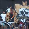 Chris Brown fait des graffitis pour une oeuvre de charité sur un mur à Miami, le 26 mars 2013.