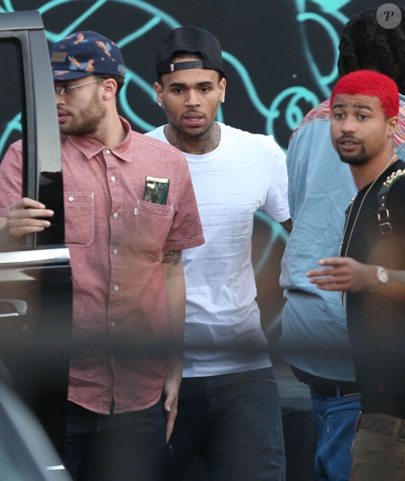 Chris Brown fait des graffitis pour une oeuvre de charité sur un mur à Miami, le 26 mars 2013.