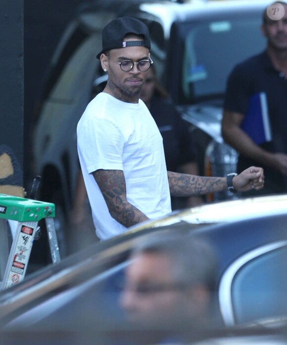 Chris Brown fait des graffitis pour une oeuvre de charité sur un mur à Miami, le 26 mars 2013.