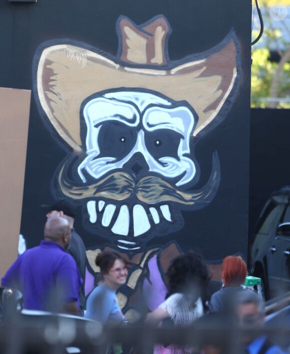 Chris Brown fait des graffitis pour une oeuvre de charité sur un mur à Miami, le 26 mars 2013.