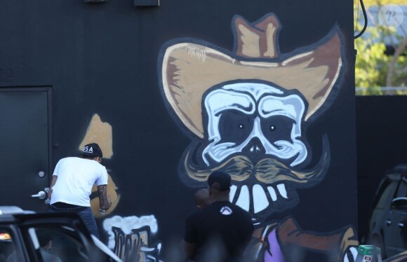 Chris Brown fait des graffitis pour une oeuvre de charité sur un mur à Miami, le 26 mars 2013.