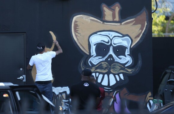 Chris Brown fait des graffitis pour une oeuvre de charité sur un mur à Miami, le 26 mars 2013.