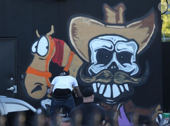 Chris Brown fait des graffitis pour une oeuvre de charité sur un mur à Miami, le 26 mars 2013.