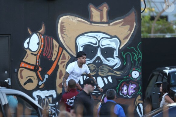 Chris Brown fait des graffitis pour une oeuvre de charité sur un mur à Miami, le 26 mars 2013.