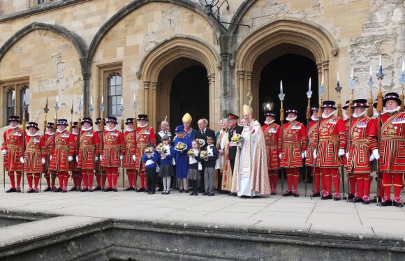 La reine Elizabeth II, avec son époux le duc d'Edimbourg, prenait part le 28 mars 2013 à la messe de célébration du Jeudi saint donnée à la cathédrale d'Oxford.