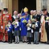 La reine Elizabeth II, accompagnée de son époux le duc d'Edimbourg, prenait part le 28 mars 2013 à la messe de célébration du Jeudi saint donnée à la cathédrale d'Oxford.