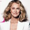 Lauren Hutton entièrement habillée en Giorgio Armani, pose en couverture du numéro 3509 du magazine Elle. Photo : Nicolas Moore.