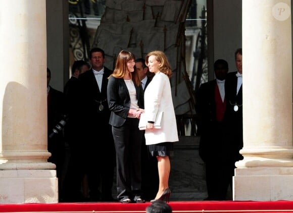 Carla Bruni-Sarkozy souhaitant la bienvenue à Valérie Trierweiler à l'Elysée le 15 mai 2012