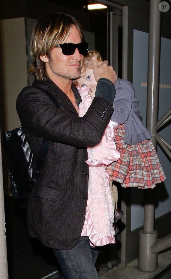 Keith Urban avec ses filles Sunday et Faith à l'aéroport de Los Angeles, le 28 mars 2013.