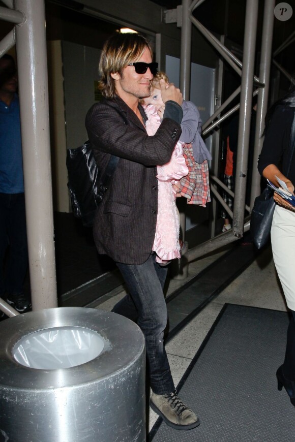 Keith Urban en compagnie de ses filles, Sunday and Faith, à l'aéroport LAX de Los Angeles, le 28 mars 2013.