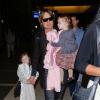 Keith Urban et ses filles Sunday et Faith à l'aéroport LAX de Los Angeles, le 28 mars 2013.