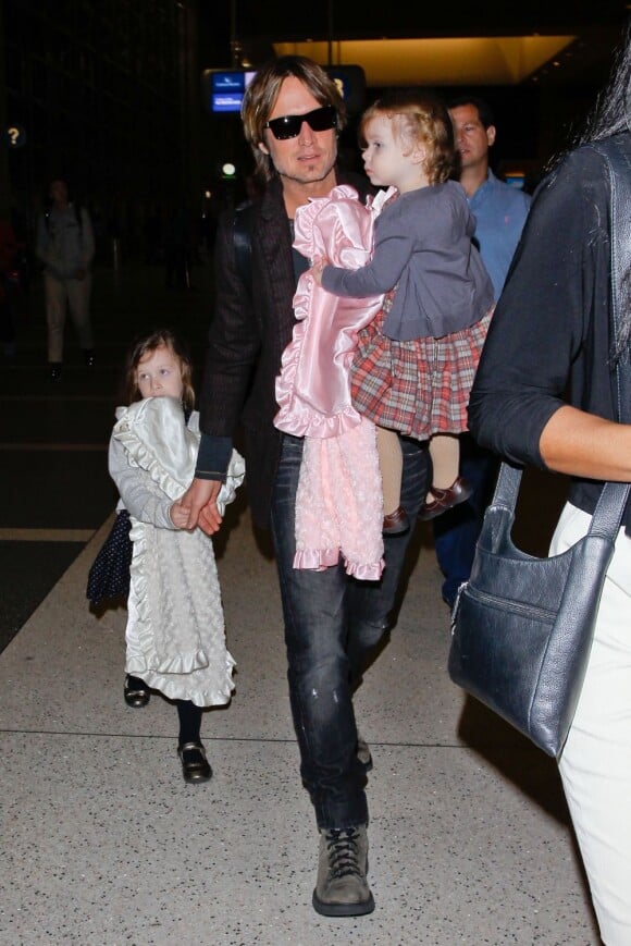 Keith Urban et ses filles Sunday et Faith à l'aéroport LAX de Los Angeles, le 28 mars 2013.