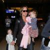 Keith Urban avec ses filles Sunday Rose et Faith Margaret à l'aéroport de Los Angeles avant de s'envoler pour Londres, le 28 mars 2013.