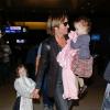 Keith Urban avec ses filles Sunday Rose et Faith Margaret à l'aéroport de Los Angeles avant de s'envoler pour Londres, le 28 mars 2013.