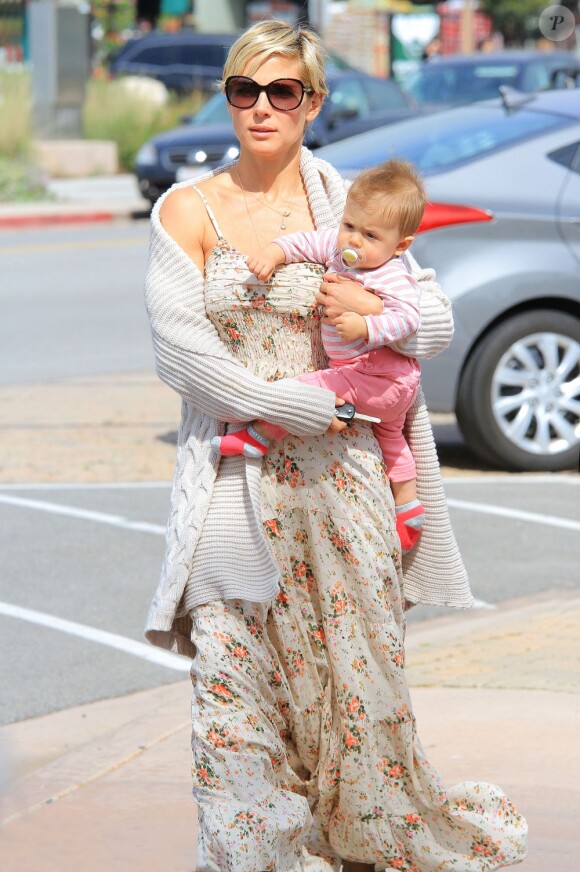 Elsa Pataky et sa fille India dans les rues de Los Angeles, le 29 mars 2013.