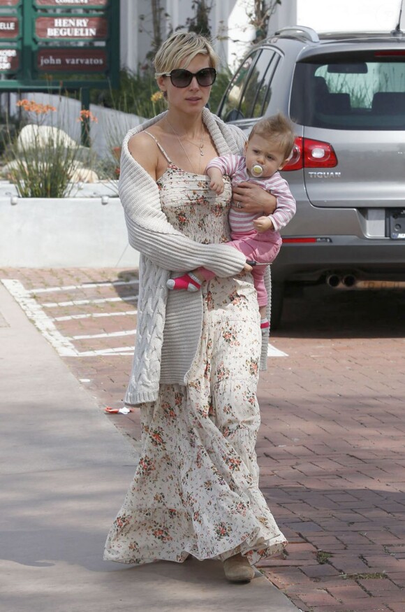 Elsa Pataky en compagnie de sa fille India dans les rues de Los Angeles, le 29 mars 2013.