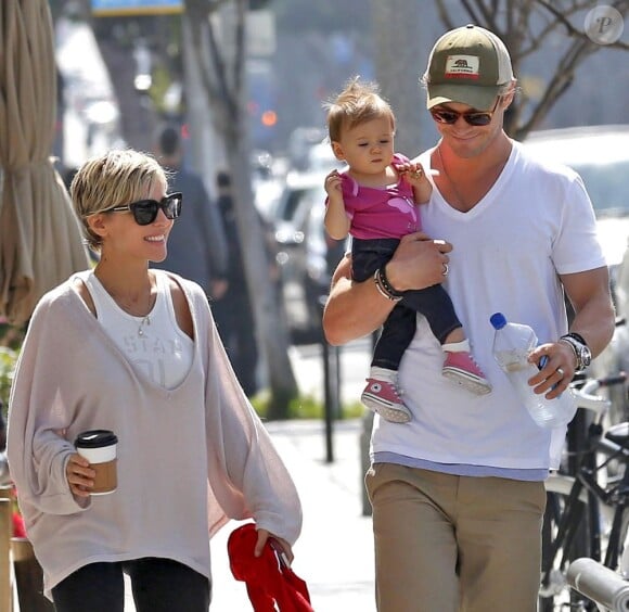 Chris Hemsworth et sa femme Elsa Pataky avec leur fille India Rose à Santa Monica, le 23 mars 2013.