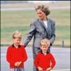La princesse Diana avec les princes William et Harry à l'aéroport d'Aberdeen, le 14 août 1989.