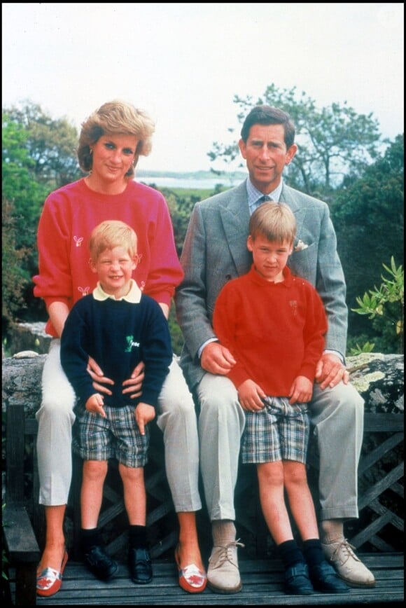 Lady Diana avec le prince Charles et leurs enfants, le prince Harry et le prince William en vacances dans les îles Scilly, le 5 juin 1989.
