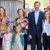 La reine Sofia d'Espagne, le prince Felipe et la princesse Letizia avec leurs filles Leonor et Sofia, et l'infante Elena assistaient le 31 mars 2013 à la messe de Pâques à Majorque.