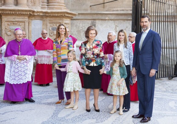 La reine Sofia d'Espagne, le prince Felipe et la princesse Letizia avec leurs filles Leonor et Sofia, et l'infante Elena assistaient le 31 mars 2013 à la messe de Pâques à Majorque.