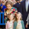 La reine Sofia d'Espagne, toujours aux petits soins pour ses petites-filles, le prince Felipe et la princesse Letizia avec leurs filles Leonor et Sofia, et l'infante Elena assistaient le 31 mars 2013 à la messe de Pâques à Majorque.
