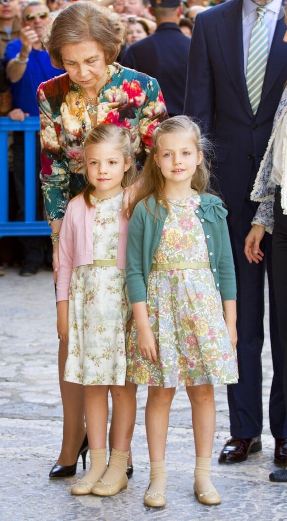 La reine Sofia d'Espagne, toujours aux petits soins pour ses petites-filles, le prince Felipe et la princesse Letizia avec leurs filles Leonor et Sofia, et l'infante Elena assistaient le 31 mars 2013 à la messe de Pâques à Majorque.