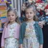 Leonor et Sofia, filles du prince et de la princesse des Asturies, étaient une fois de plus les stars de la messe de Pâques 2013.
Sofia d'Espagne, Felipe et Letizia avec leurs filles Leonor et Sofia, et l'infante Elena représentaient la famille royale lors de la traditionnelle messe de Pâques à la cathédrale de Palma de Majorque, le 31 mars 2013.