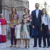Leonor et Sofia, filles du prince et de la princesse des Asturies, étaient une fois de plus les stars de la messe de Pâques 2013.
Sofia d'Espagne, Felipe et Letizia avec leurs filles Leonor et Sofia, et l'infante Elena représentaient la famille royale lors de la traditionnelle messe de Pâques à la cathédrale de Palma de Majorque, le 31 mars 2013.