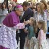 L'évêque de Majorque Javier Salinas accueillant les petites princesses Leonor et Sofia d'Espagne sous l'oeil de leurs parents Felipe et Letizia.
Sofia d'Espagne, Felipe et Letizia avec leurs filles Leonor et Sofia, et l'infante Elena représentaient la famille royale lors de la traditionnelle messe de Pâques à la cathédrale de Palma de Majorque, le 31 mars 2013.