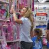 Exclu - Britney Spears dans le rayon Barbie d'un magasin de Kentwood, en Louisiane, le 30 mars 2013.