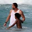 Heidi Klum, son compagnon Martin Kirsten et son fils Henry sur la plage à Hawaï, le 1er avril 2013. Le petit garçon a échappé à la noyade.