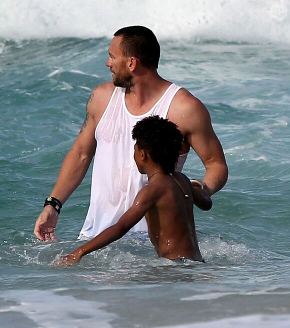 Heidi Klum, son compagnon Martin Kirsten et son fils Henry sur la plage à Hawaï, le 1er avril 2013. Le petit garçon a échappé à la noyade.