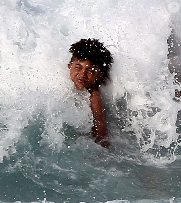 Heidi Klum, son petit ami Martin Kirsten et son fils Henry sur la plage à Hawaï, le 1er avril 2013. Le petit garçon a échappé à la noyade.