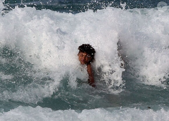 Heidi Klum, son petit ami Martin Kirsten et son fils Henry, 7 ans, sur la plage à Hawaï, le 1er avril 2013. Le petit garçon a échappé à la noyade.