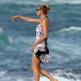 Le top Heidi Klum, son petit ami Martin Kirsten et son fils Henry sur la plage à Hawaï, le 1er avril 2013. Le petit garçon a échappé à la noyade.