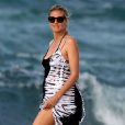 La belle Heidi Klum, son petit ami Martin Kirsten et son fils Henry sur la plage à Hawaï, le 1er avril 2013. Le petit garçon a échappé à la noyade.