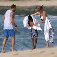 Le mannequin Heidi Klum, son petit ami Martin Kirsten et son fils Henry sur la plage à Hawaï, le 1er avril 2013. Le petit garçon a échappé à la noyade.
